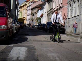 Ministri prišli do práce alternatívnou dopravou, Fico sa odviezol kolobežkou